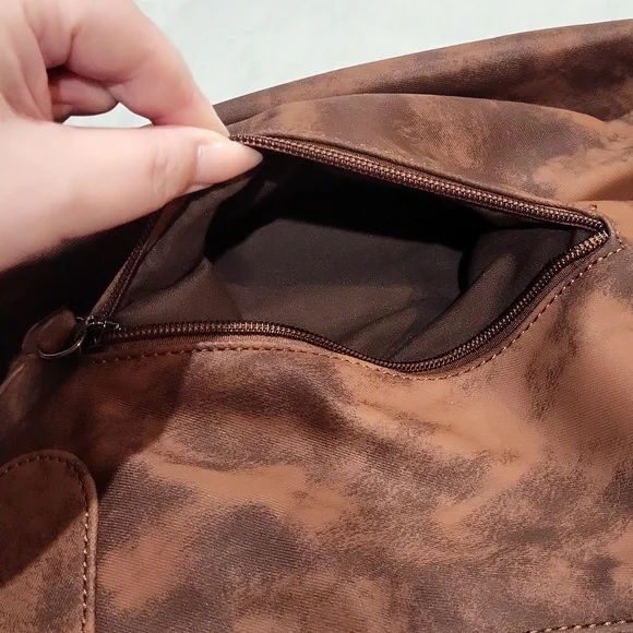 KL928 Crossbody Bag - Picture 12 of 16